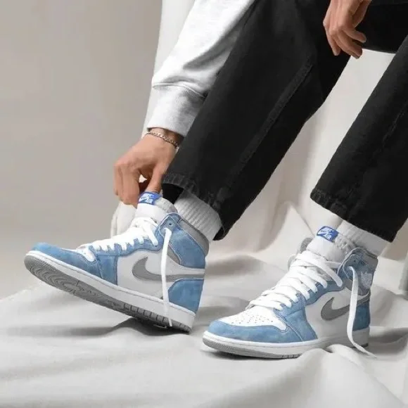 AIR JORDAN 1 HIGH OG GS "HYPER ROYAL" - Picture 3 of 9